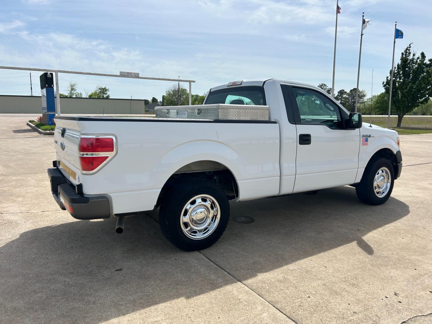 2014 White /Gray Ford F-150 (1FTMF1CM5EK) with an 3.7L V6 DOHC 24V engine, 6-Speed Automatic transmission, located at 17760 Hwy 62, Morris, OK, 74445, (918) 733-4887, 35.609104, -95.877060 - 2014 FORD F-150 XL 6.5-ft. BED HAS A 3.7L V6 ENGINGE, 2WD BI-FUEL (RUNS ON BOTH CNG OR GASOLINE) FEATURES MANUAL WINDOWS, MANUAL LOCKS, MANUAL MIRRORS, AM/FM STEREO, SIRIUS RADIO, CD PLAYER, AUXILLIARY PORT, CRUISE CONTROL, TRACTION CONTROL, MULTI-FUNCTIONING STEERING WHEEL CONTROLS, BEDLINER. IT RU - Photo#4